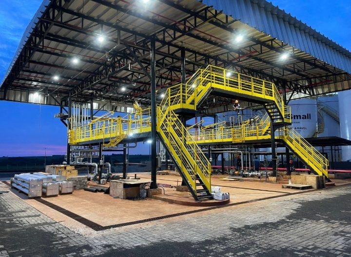 Estrutura industrial iluminada executada pela Powerlight