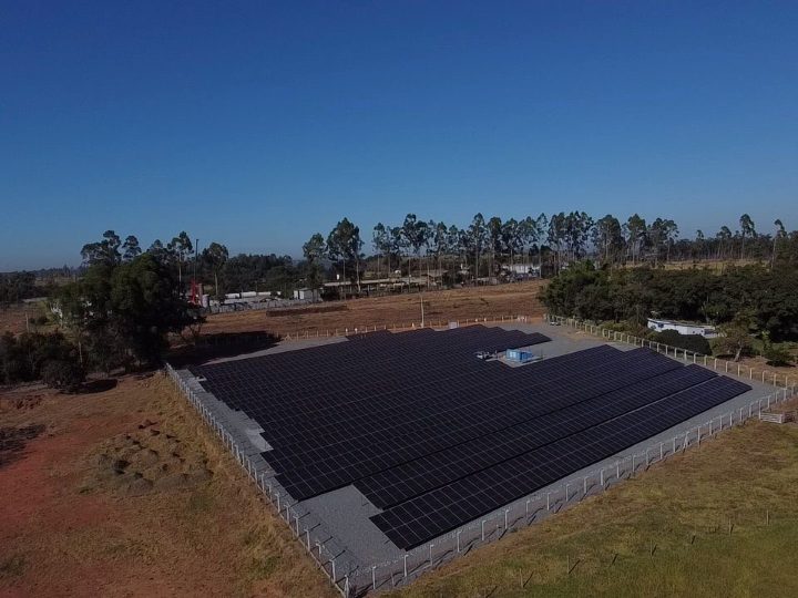 Usina solar vista aérea executada pela Powerlight