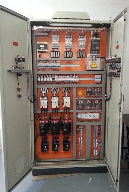 Painel e quadro de comando elétrico montado pela Powerlight